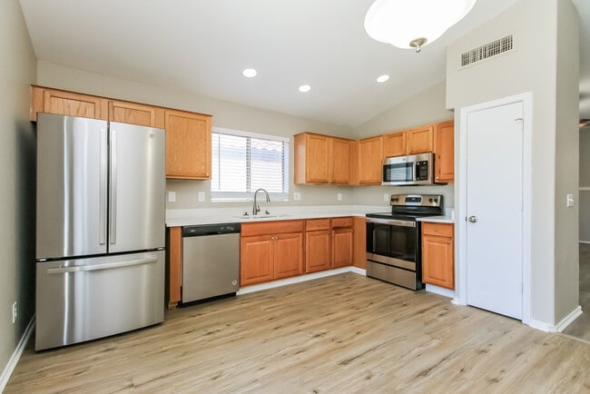 Building Photo - 525 S St Claire