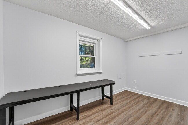 Building Photo - "Charming 1-Bedroom Haven in a Great Savannah Location!"