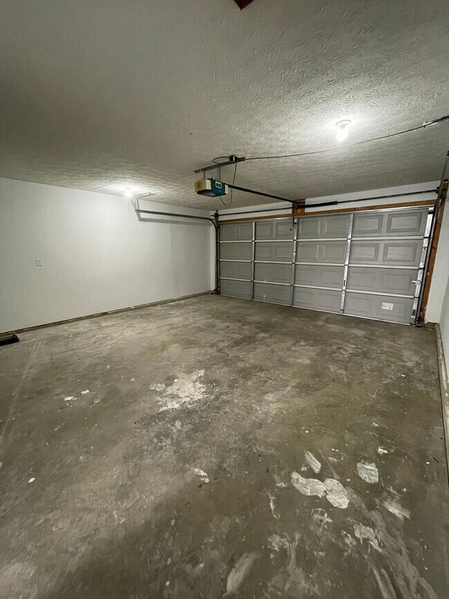 Building Photo - Three Bedroom Single Family Home - West La...