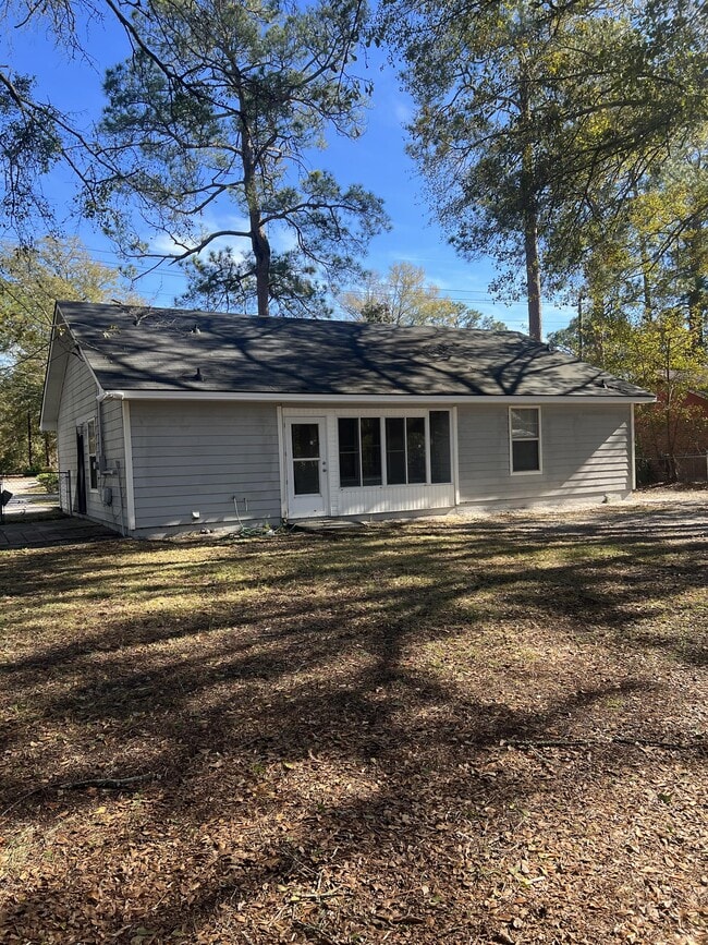 Building Photo - 934 Pineland Ave