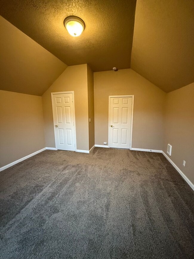 Building Photo - 3bd & 1 1/2ba with 2 Car Garage