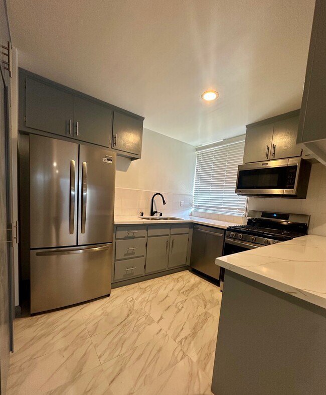 Building Photo - 537 Evergreen St