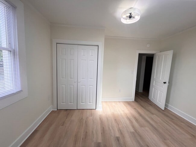 Building Photo - 810 Stonehenge Ave