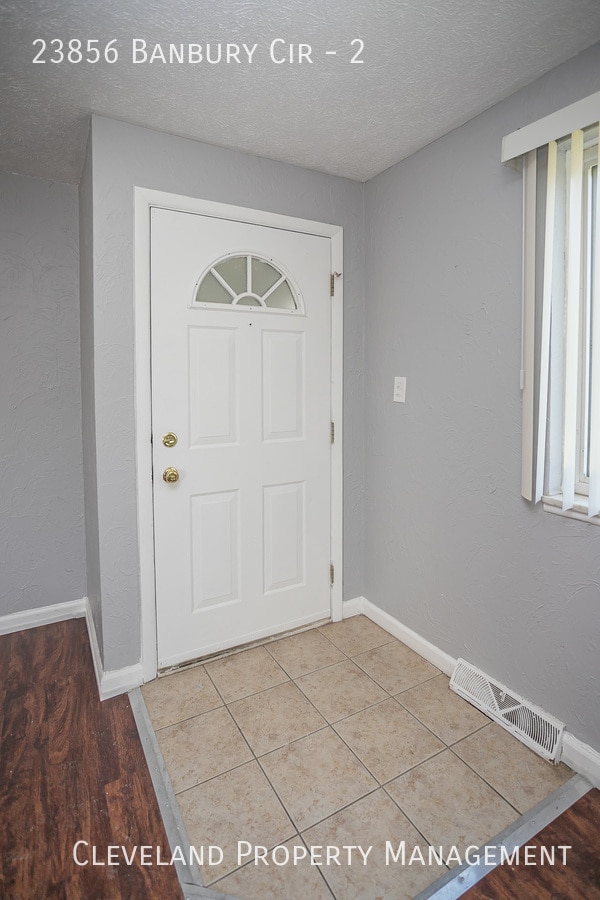 Building Photo - Updated 3 Bedroom Banbury Condo