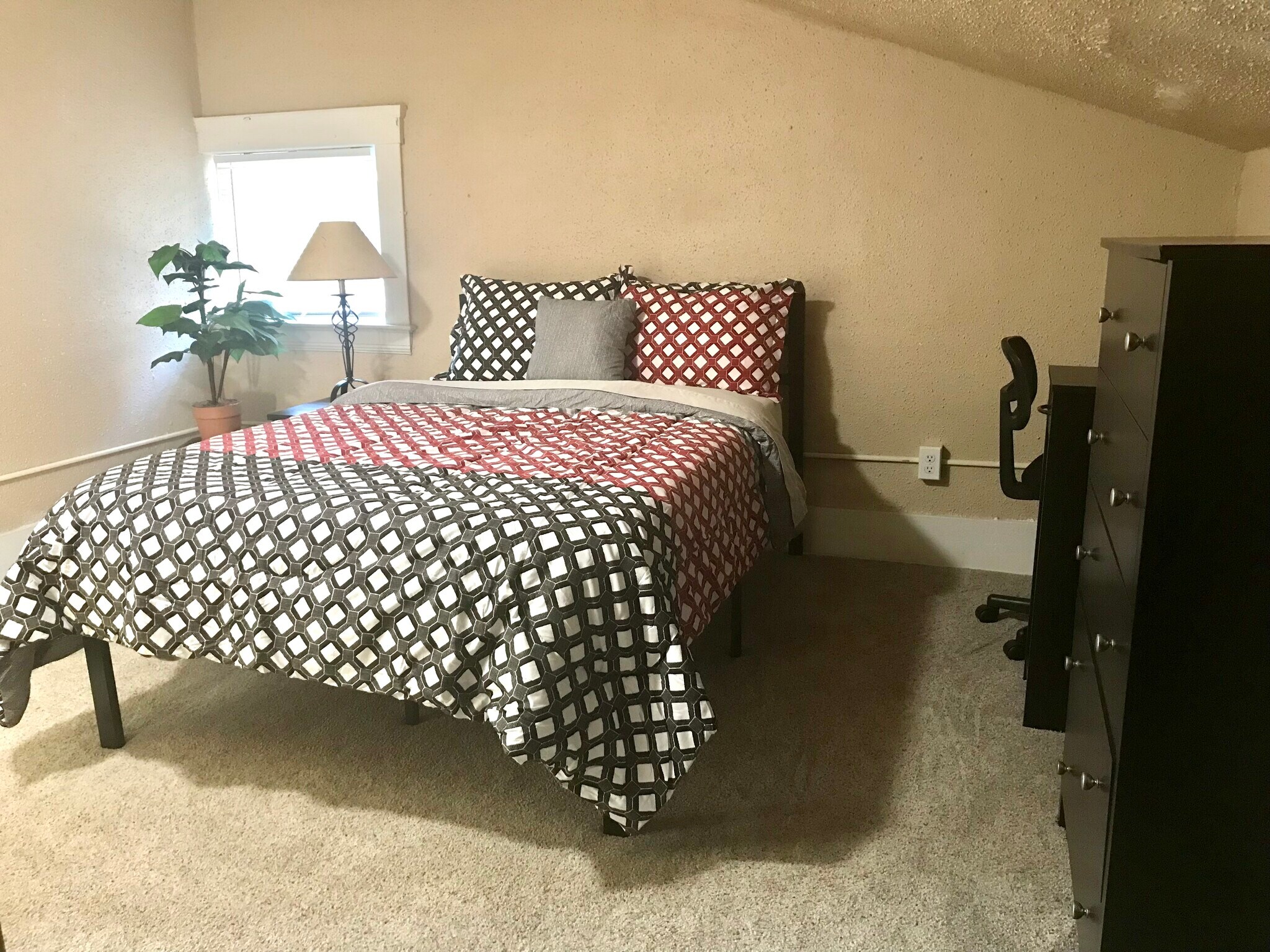 Building Photo - 1483 E 118th St