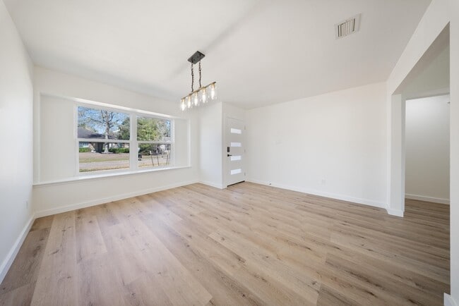 Building Photo - 9115 Tanager St