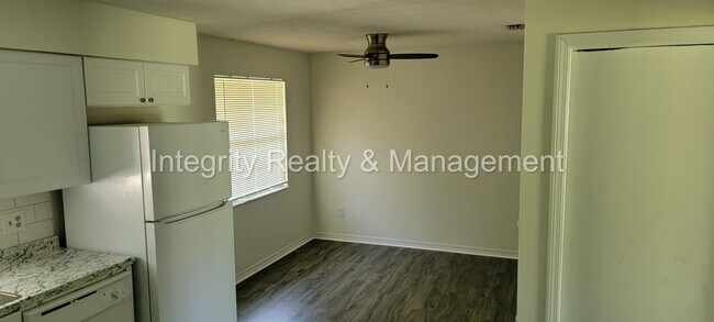 Building Photo - 230 Foxridge Rd