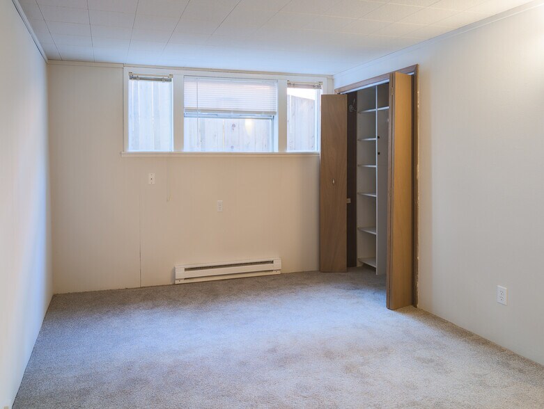 Bed 1 - 124 Rogers St NW