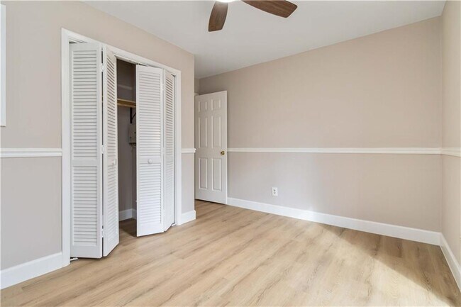 Building Photo - 3230 Cedar Bluff Dr NE