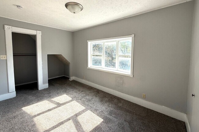 Building Photo - Great East End - 3 Bedroom Home