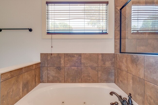 Building Photo - Stunning 3BE/2.5BA home in the heart of Ho...