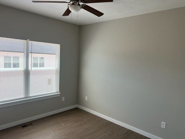 Building Photo - Public Avenue Townhomes in Clever!!! Leasi...