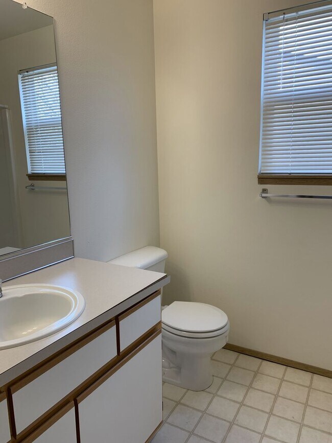 Building Photo - 3 bedroom, 2 1/2 bath home in quiet Scappoose neighborhood near parks