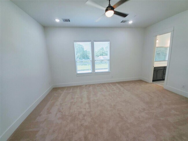Building Photo - 311 Cyclamen St