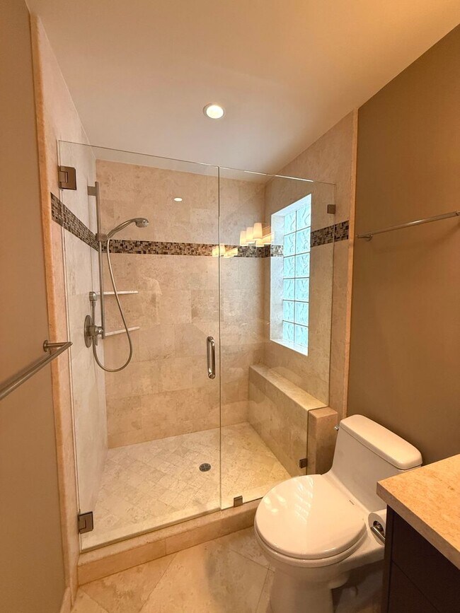 Building Photo - HUGE MODERN BRIGHT Potrero Hill Top Floor ...