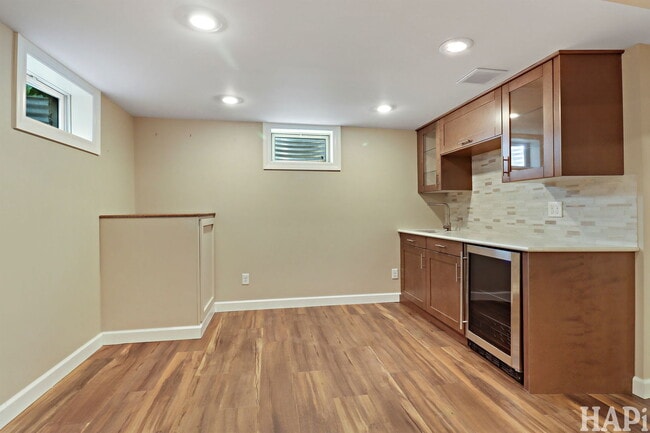 Building Photo - 115 N Hager Ave