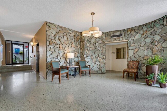 Building Photo - 700 Beach Dr NE