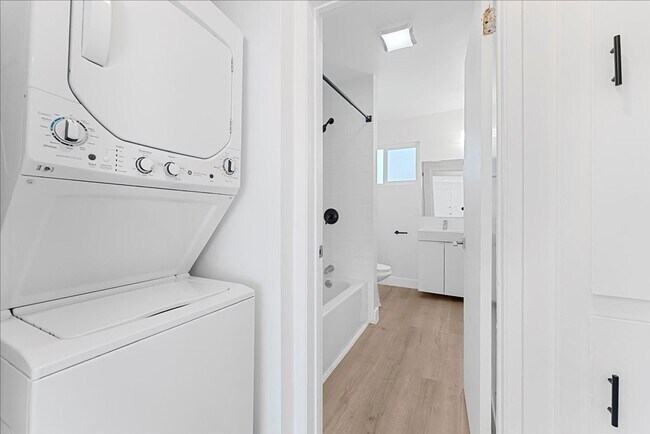 Building Photo - 376 N Ave 57