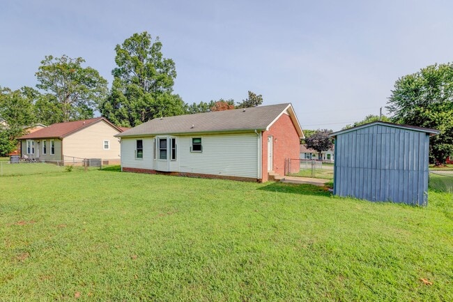 Building Photo - 204 Bob White Dr