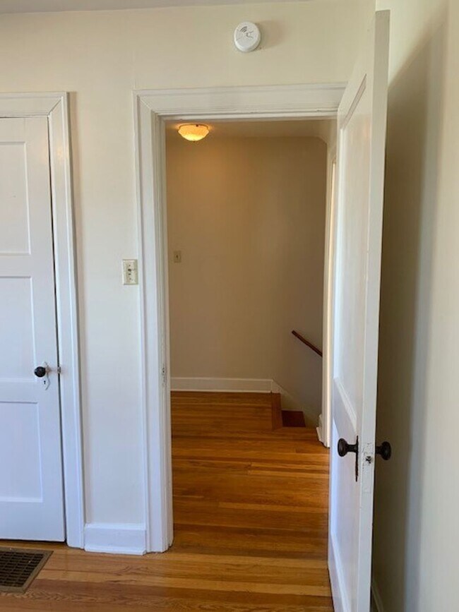 Building Photo - Duplex located close to UK, Downtown or St...