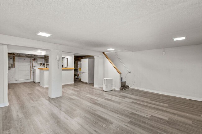 Building Photo - 603 Dayton Rd