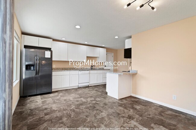 Building Photo - Three Bedroom Cottage in NE Salem!