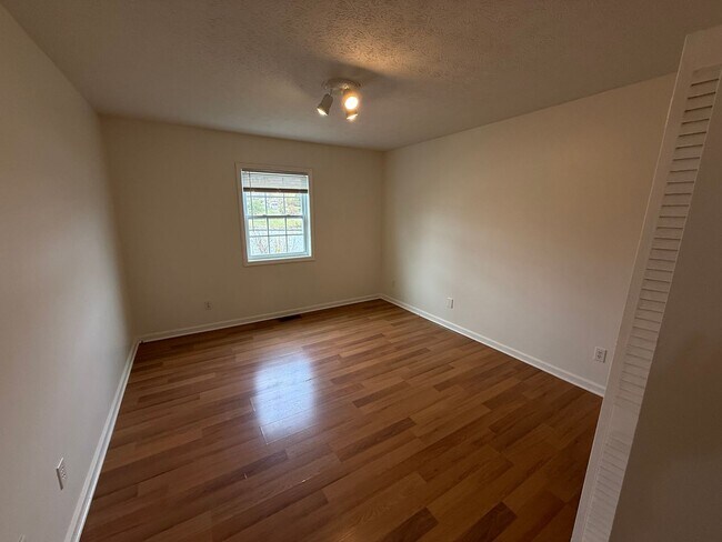 Building Photo - Enjoy Panoramic Holston River Views from T...