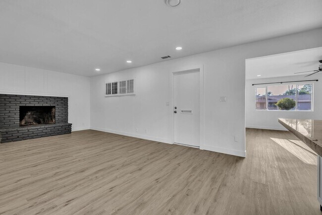 Building Photo - ASU 5 BEDROOM/ 2 BATH WITH POOL!!