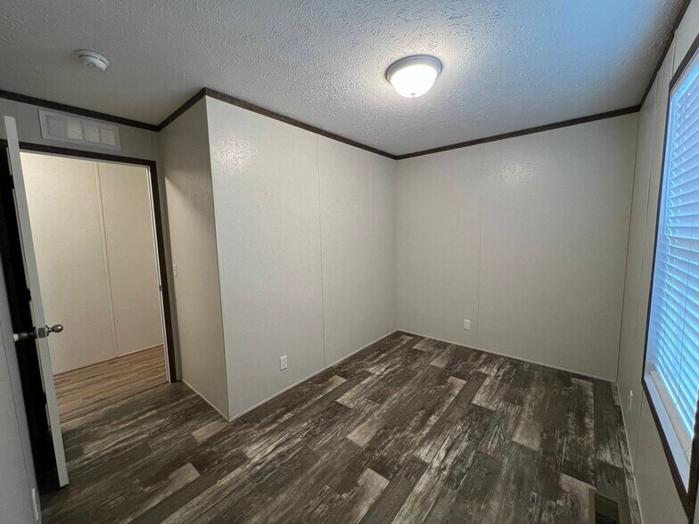 Building Photo - 38055 Leverette Ave