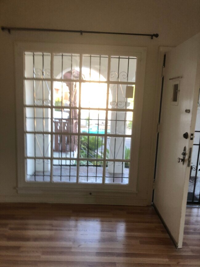 Building Photo - 1337 N Mariposa Ave