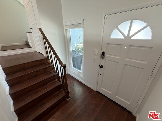 Building Photo - 9915 Variel Ave