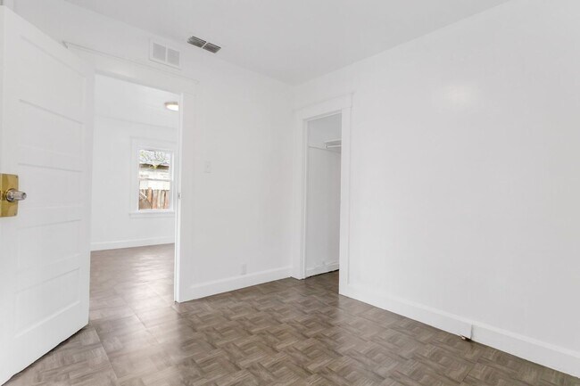 Building Photo - Cute 3bdrm/1bath House ** Section 8 OK ** $1995.00**