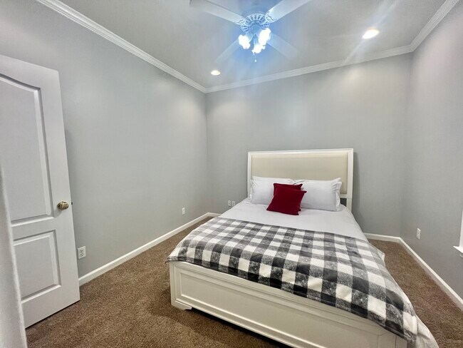 Building Photo - 190 Oak St