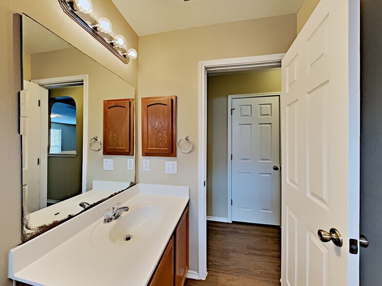 Building Photo - 6907 Macaway Crk