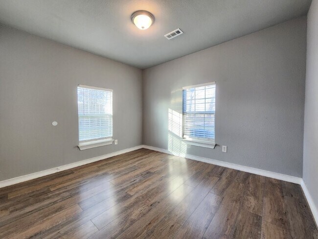 Building Photo - 7642 SW Regional Airport Blvd