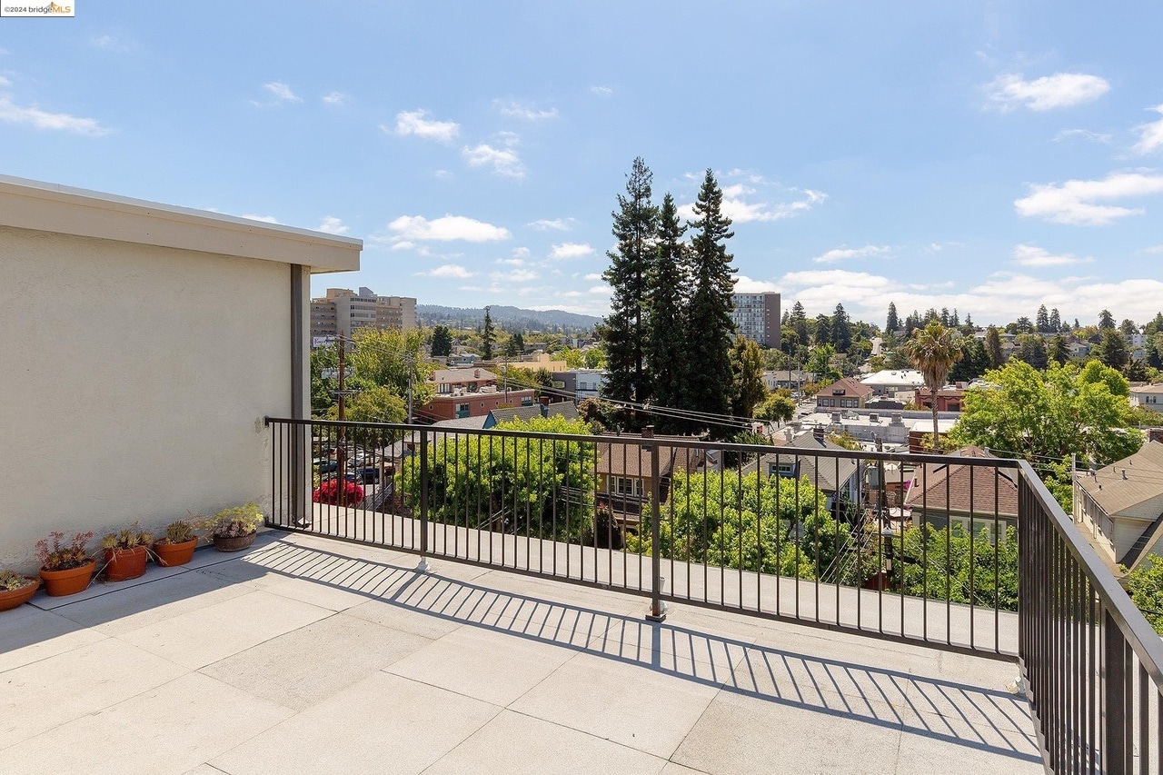 Building Photo - 3877 Howe St