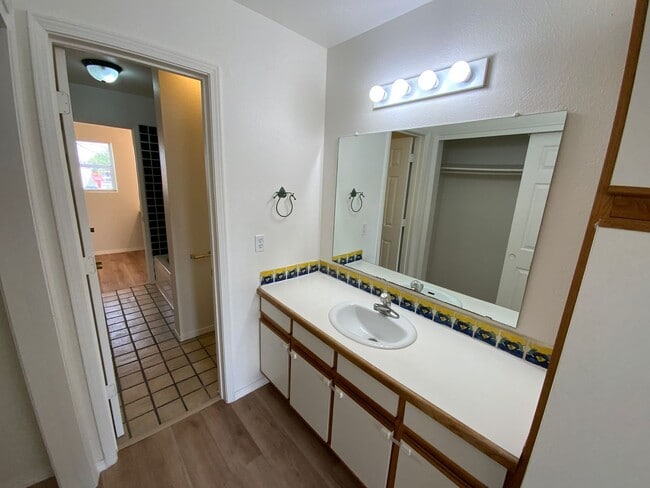 Building Photo - 3 Bedroom Townhome Available Near Albuquer...