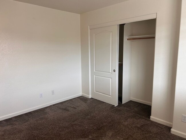 Building Photo - 1 Bedroom ~ 1 Bath ~ Refrigerator Washer &...