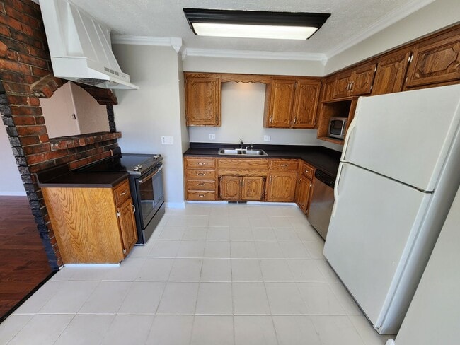 Building Photo - Spacious 3-Bedroom, 1.5-Bathroom Home AVAI...