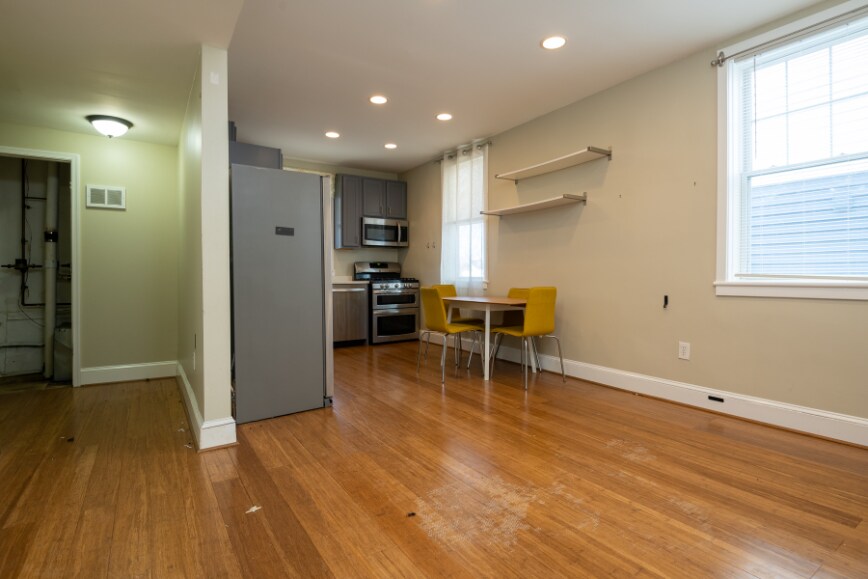 Building Photo - 1039 Evarts St NE