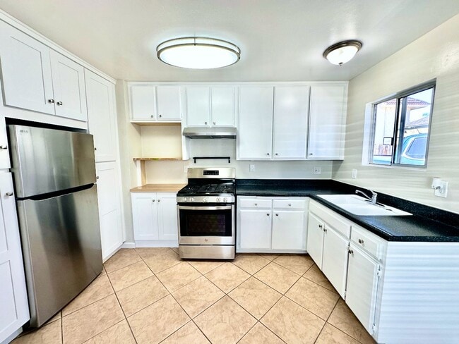 Building Photo - FOR RENT - 2 Br/1Ba 900 SF Cozy Single Sto...
