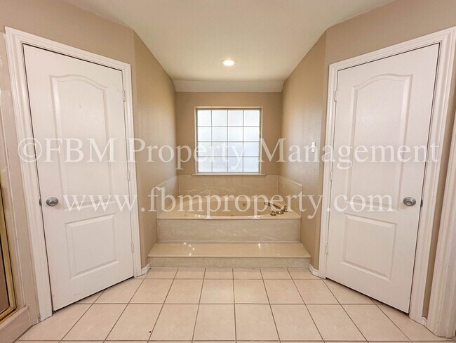 Building Photo - 803 Lakeway Dr