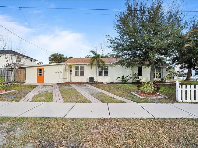 Building Photo - "Charming 3-Bed Oasis in Tampa with 2 Full Baths & 1650 Sq Ft of Comfort!"