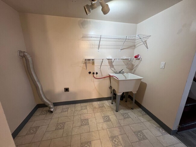 Building Photo - 4 Bedroom Milwaukie Home