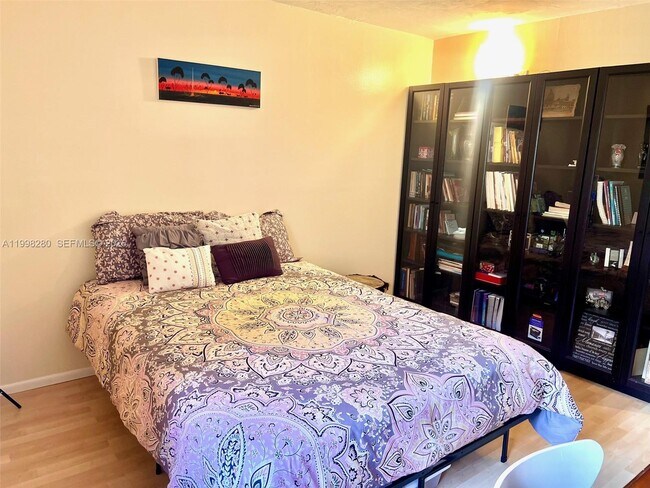 Building Photo - 2841 Somerset Dr