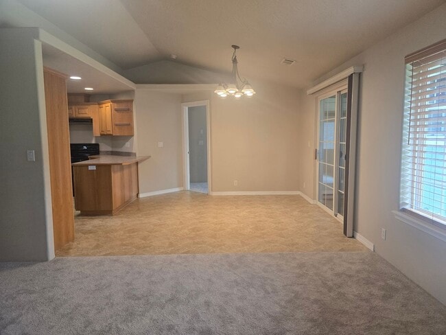 Building Photo - 3 bed 2 bath  Home for Rent in Grants Pass