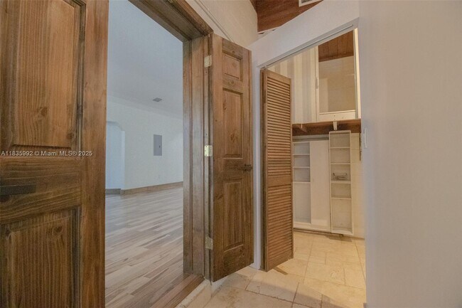 Building Photo - 3722 Royal Palm Ave