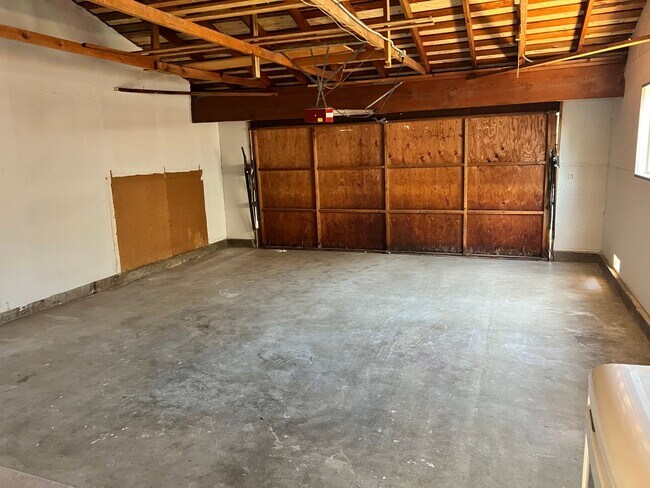 Building Photo - Updated 3 bedroom Home