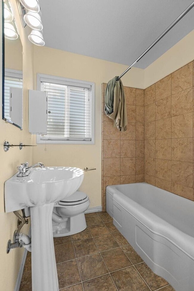 Building Photo - Large Family Home