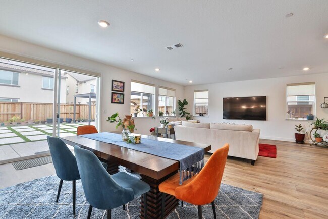Building Photo - 2887 Penrose Ln